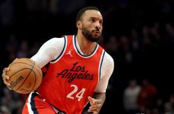 米兰体育亚洲官网-马刺队球员集体爆发，助球队赢得关键比赛