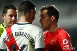 欧预赛比赛中球员交锋热血激战的简单介绍