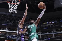 米兰体育娱乐-包含凯尔特人vs独行比赛现场出现球迷冲突，警方介入维持秩序的词条