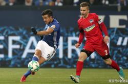 米兰体育地址-包含沙尔克04主场惨败柏林赫塔，降级压力再次升级的词条