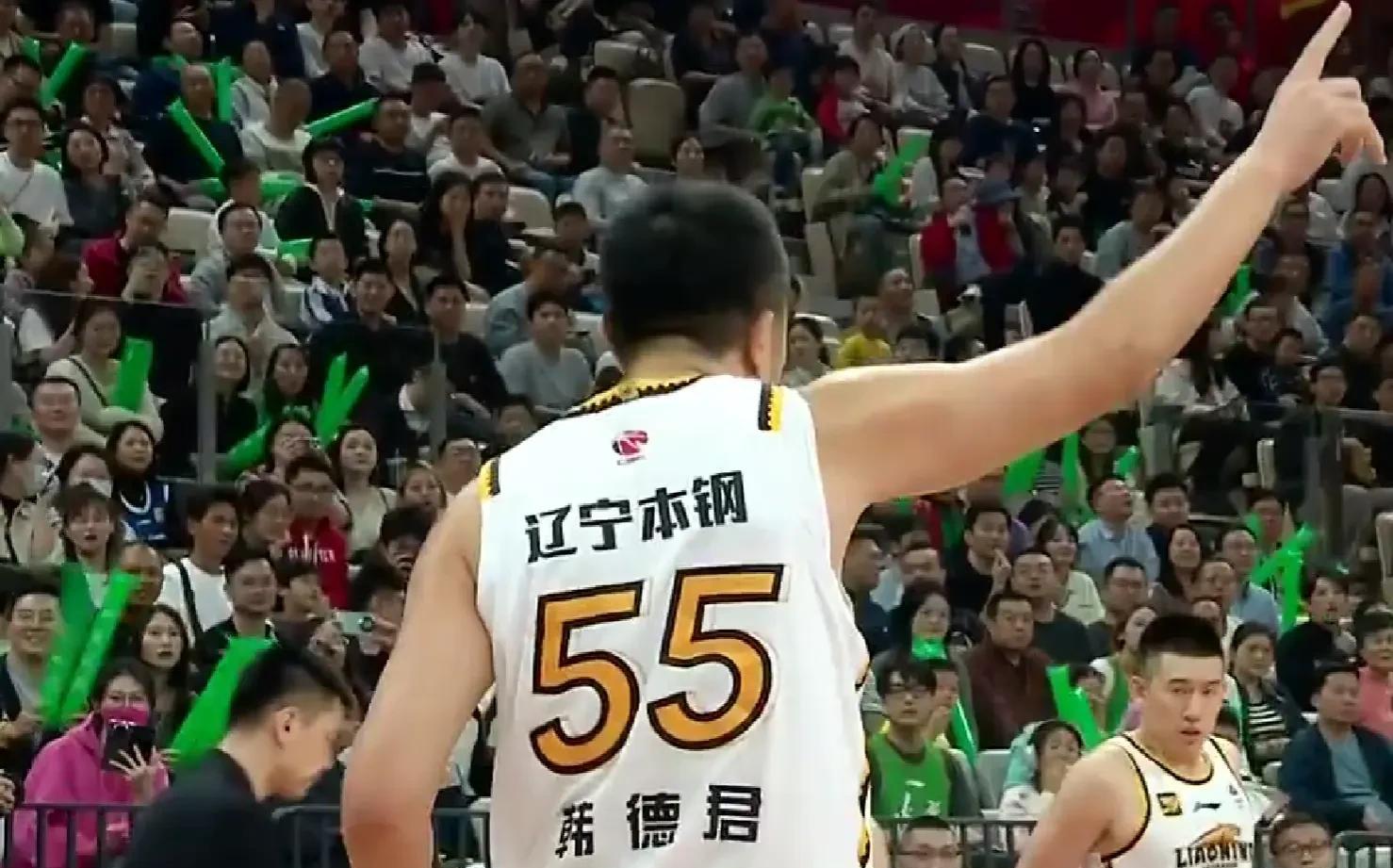 在上海队赛场上演CBA季后赛，失误，引发弹幕炸裂