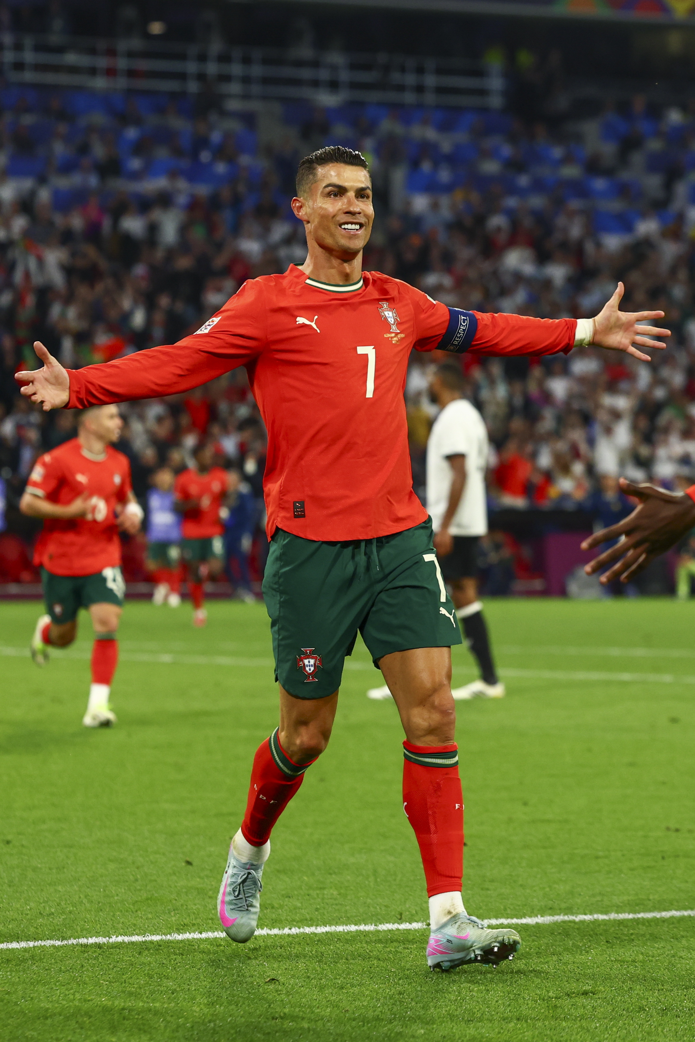 包含葡萄牙金靴发威,带领球队取胜的词条 包含葡萄牙金靴发威,带领球队取胜的词条