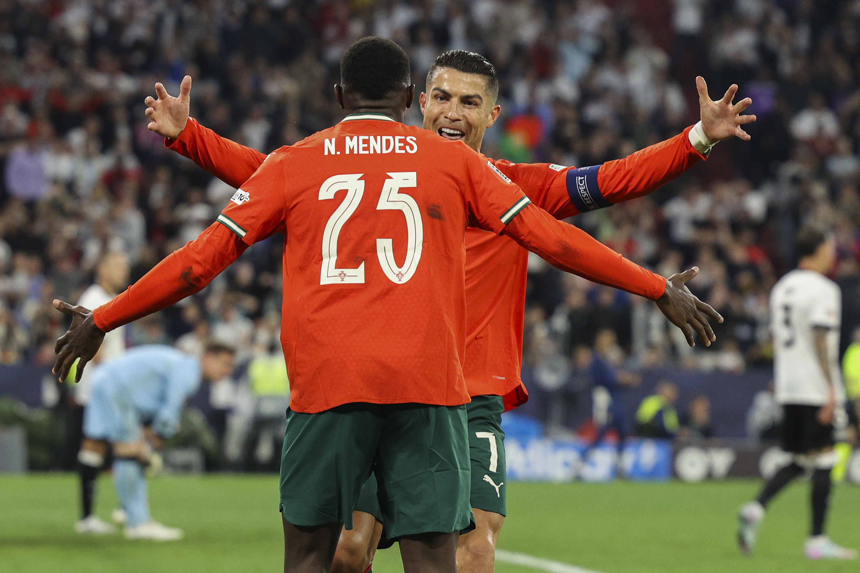 包含葡萄牙金靴发威,带领球队取胜的词条 包含葡萄牙金靴发威,带领球队取胜的词条