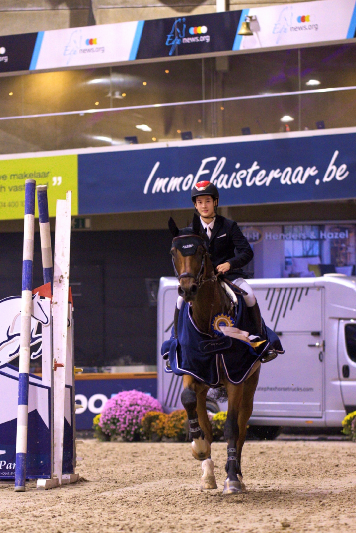 西方选手在马术比赛中斩获胜利 西方选手在马术比赛中斩获胜利