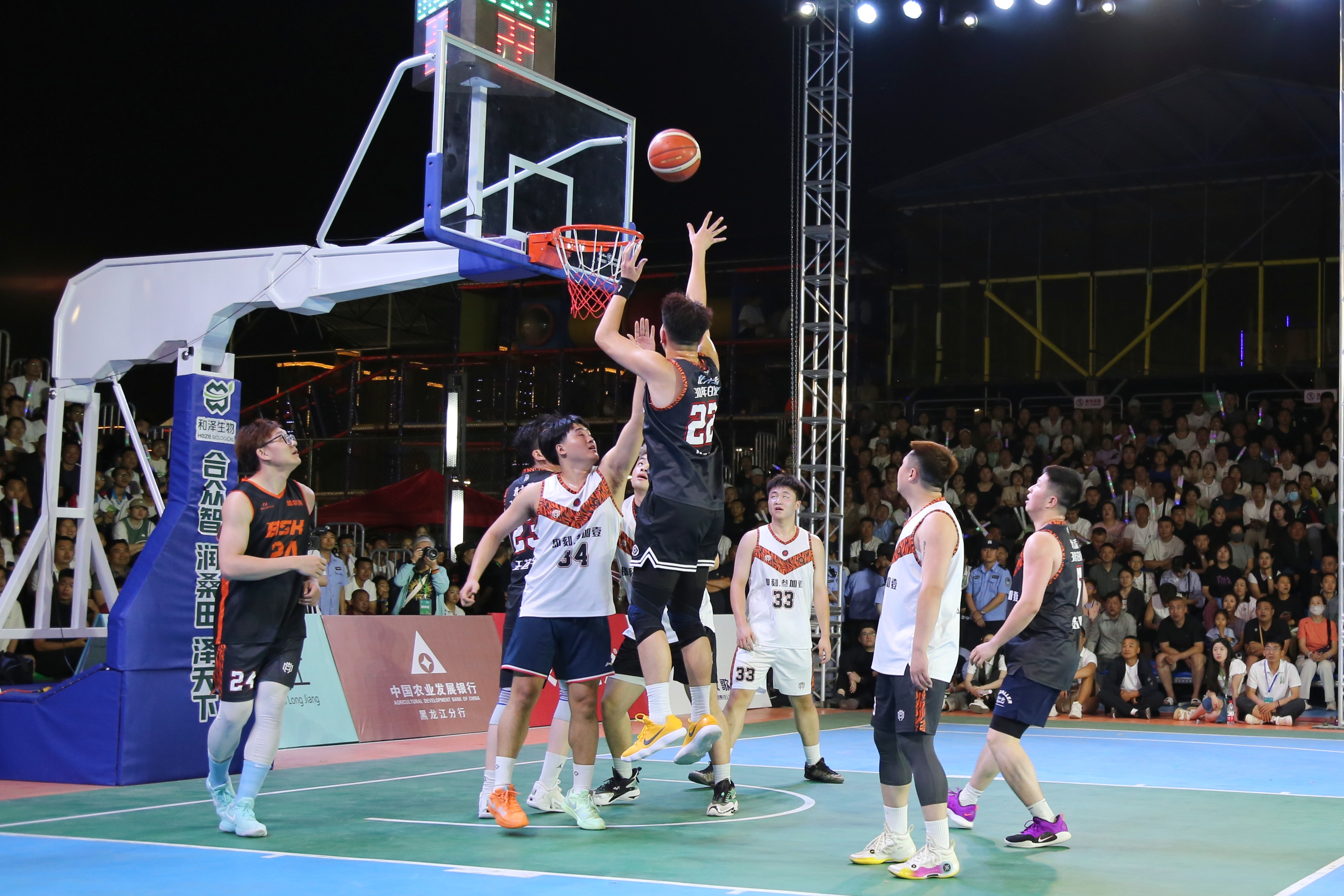 包含独家报道：篮球赛事现场情况暴光的词条