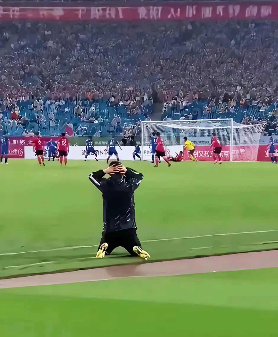 国安绝杀瞬间，球迷尖叫呐喊