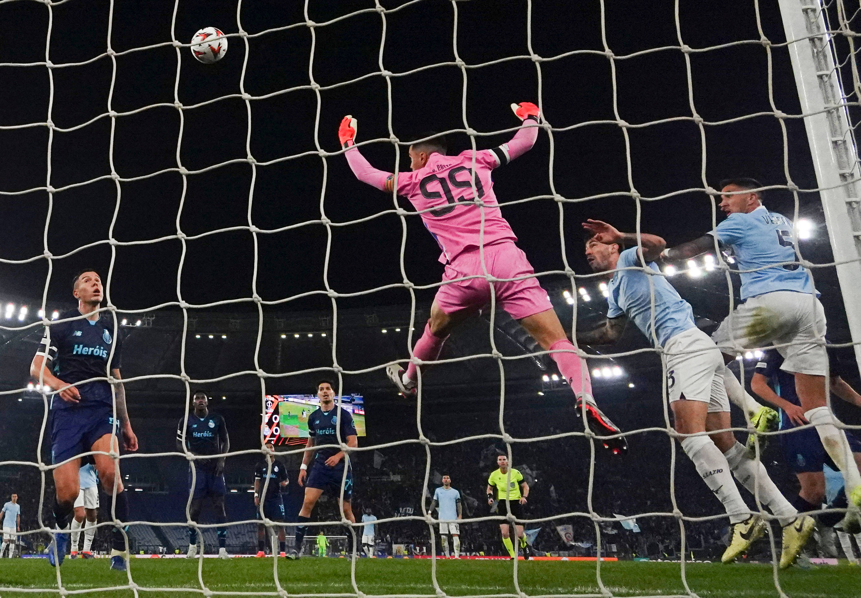 欧洲国家杯比赛中一桩轰动的转会引起轰动 欧洲国家杯比赛中一桩轰动的转会引起轰动