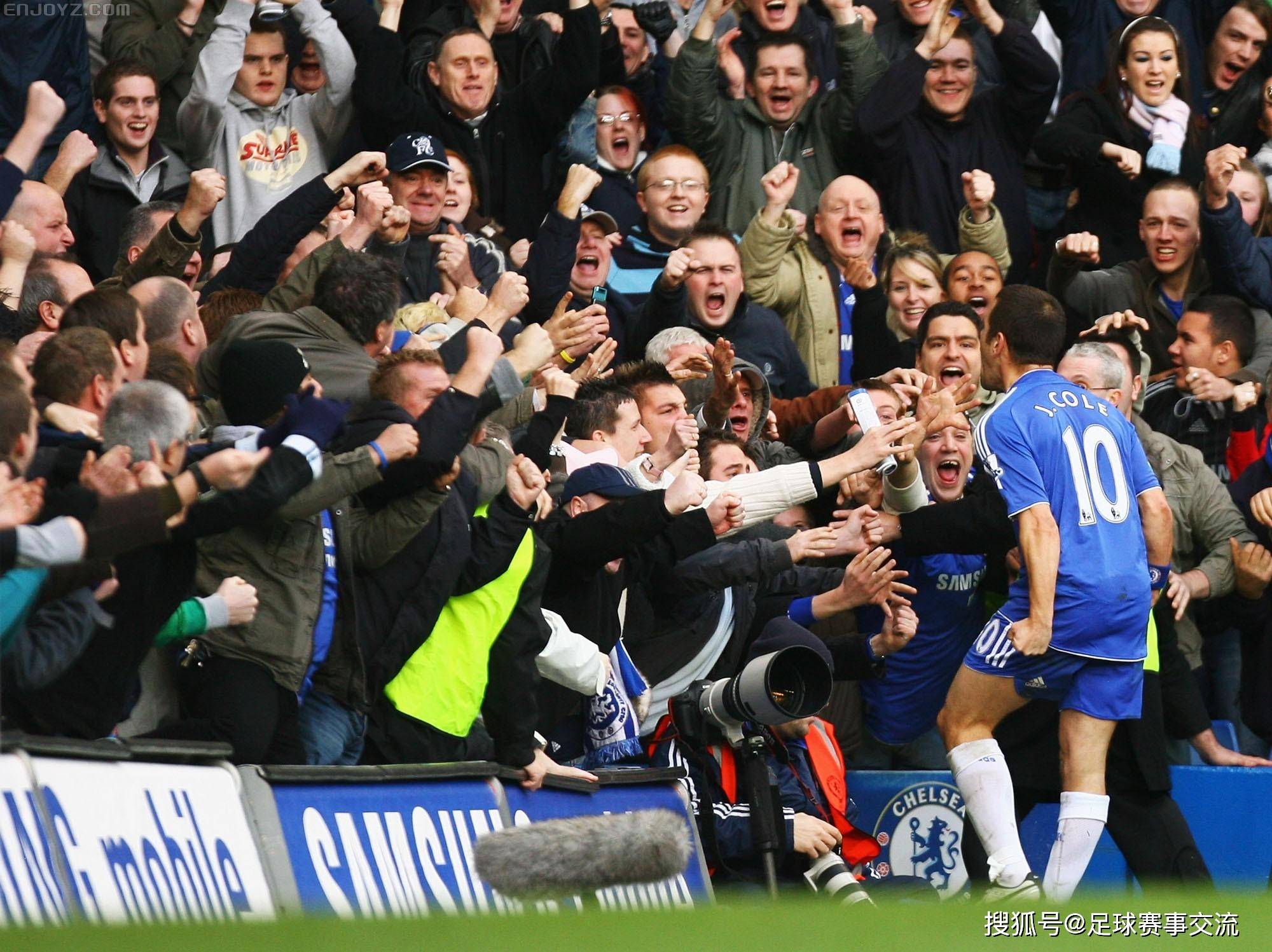 包含海外足球联赛精彩瞬间，球迷狂热观战的词条
