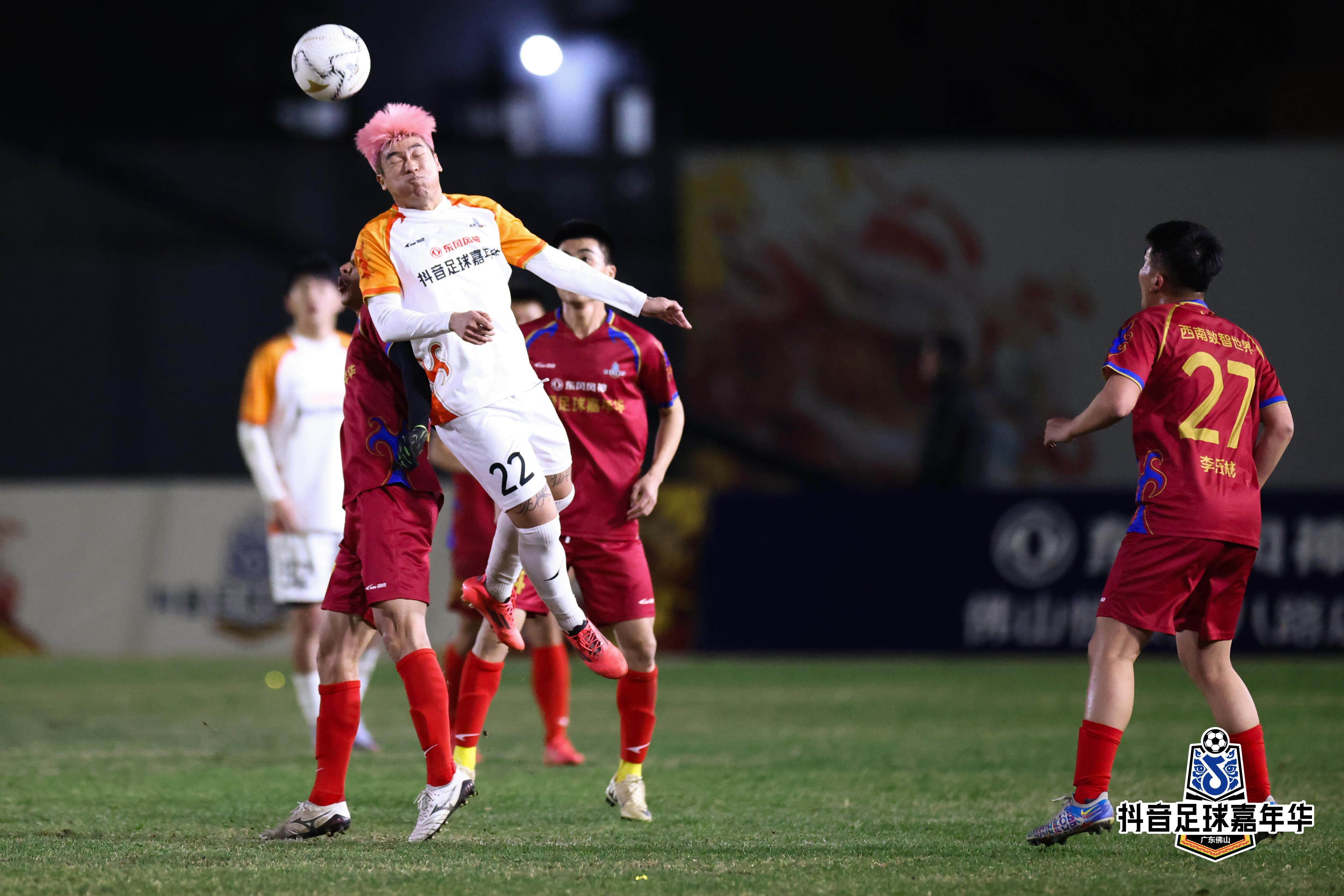 包含北美足球比赛精彩继续，观众欢呼不止的词条