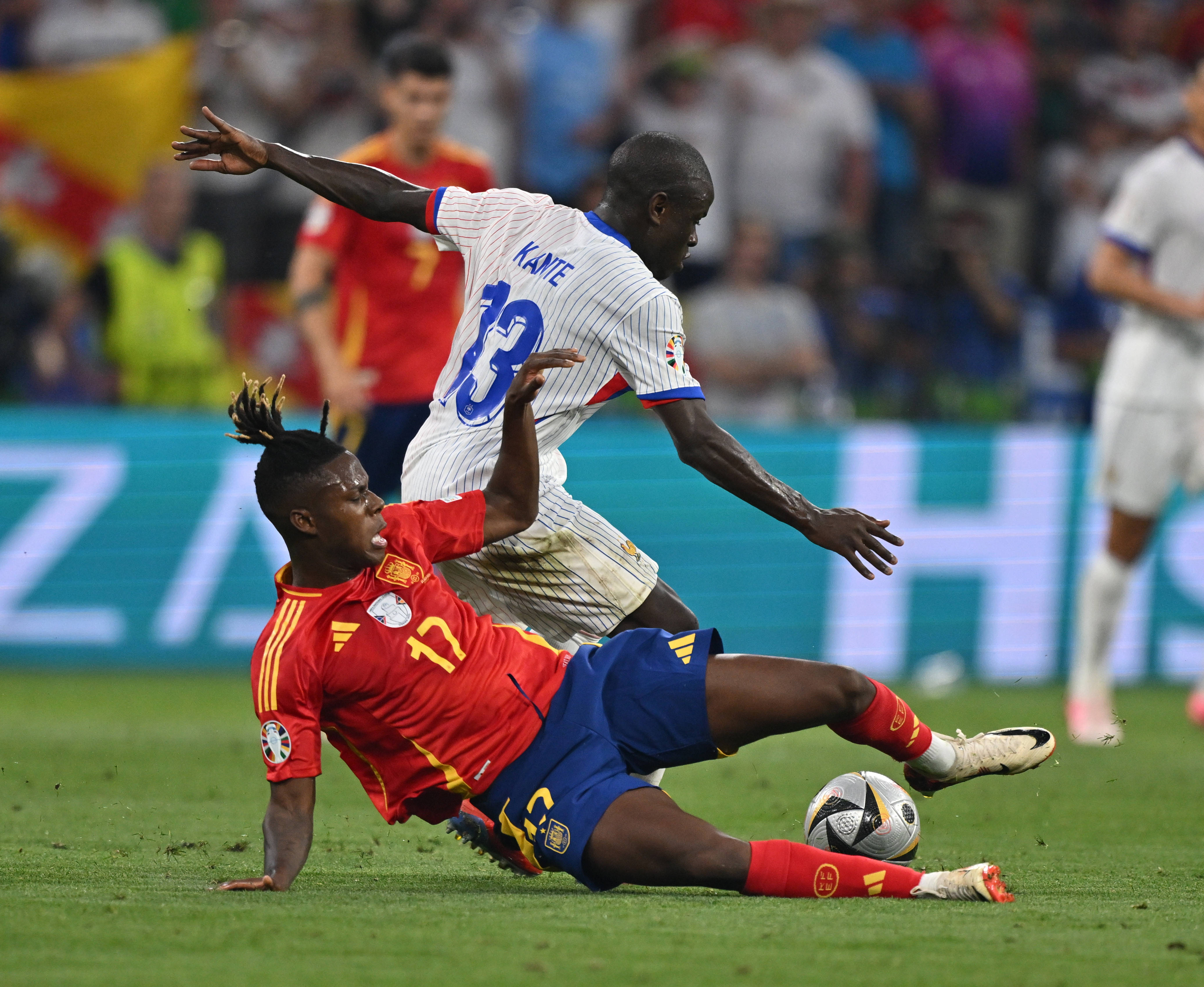 西班牙队表现出色,成功晋级欧洲联赛半决赛 西班牙队表现出色,成功晋级欧洲联赛半决赛